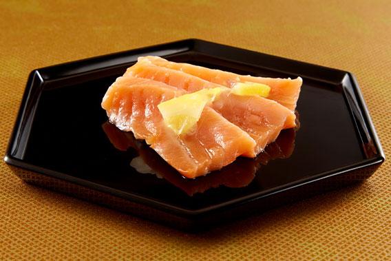 画像：サーモンのミキュイ レモン風味のクリームソース